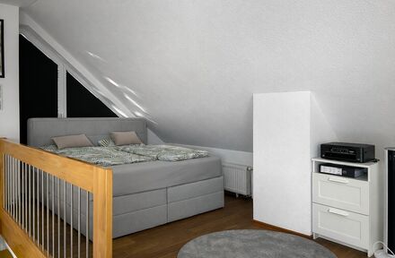 Kurzfristig frei: Charmante 2,5-Zimmer-Dachgeschosswohnung mit Galerie und Fernblick